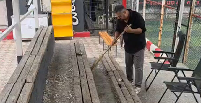 Temizlik işçisi değil. Belediye meclis üyesi…. Anlamlı turnuva sonrası örnek davranış…